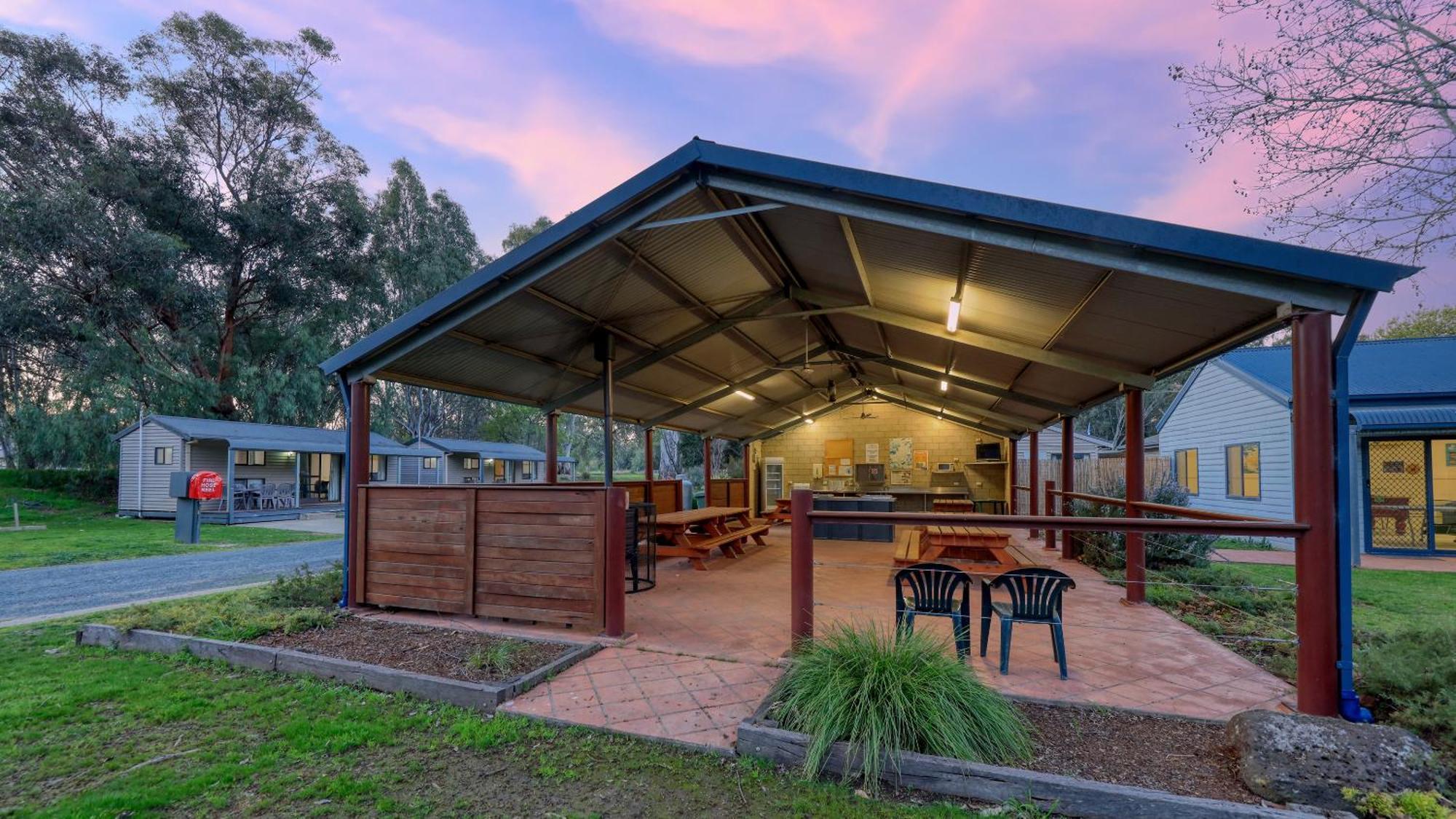 Deniliquin Riverside Caravan Park Экстерьер фото