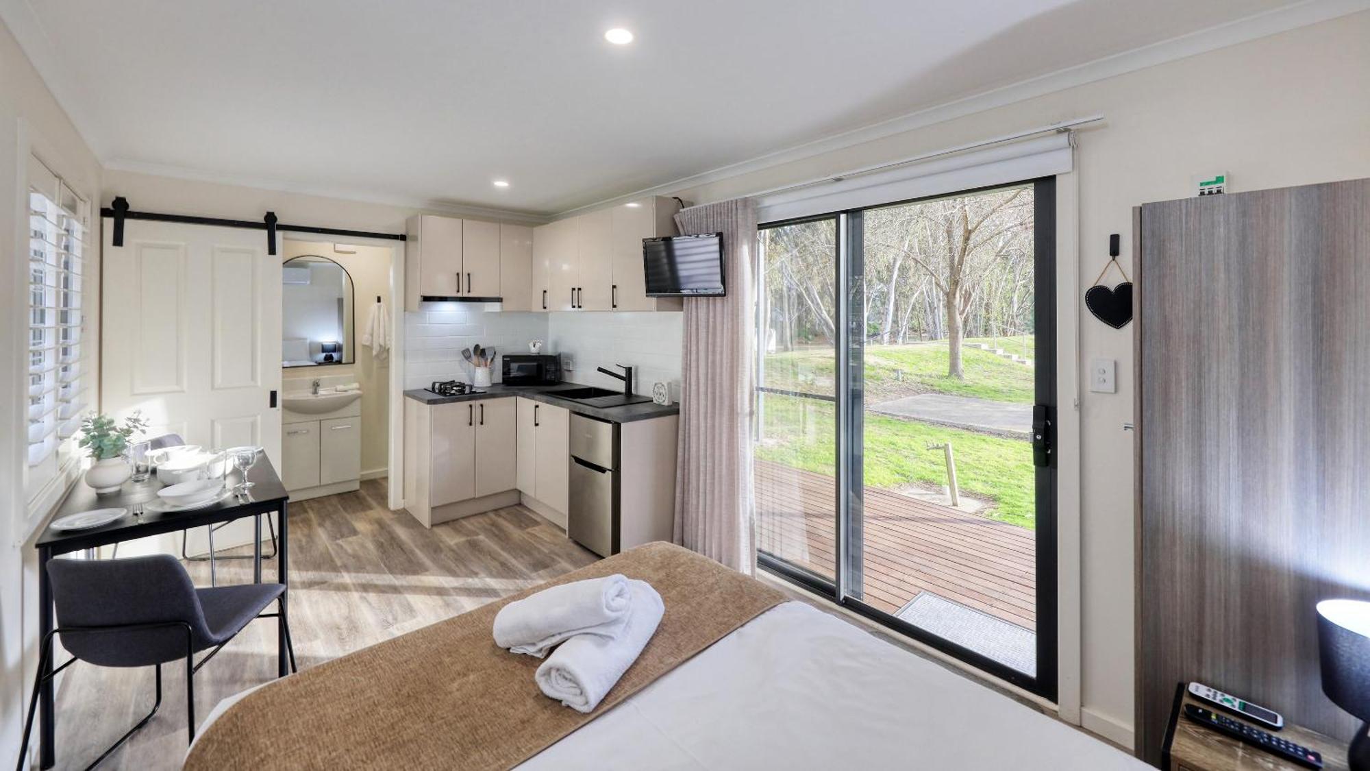 Deniliquin Riverside Caravan Park Экстерьер фото