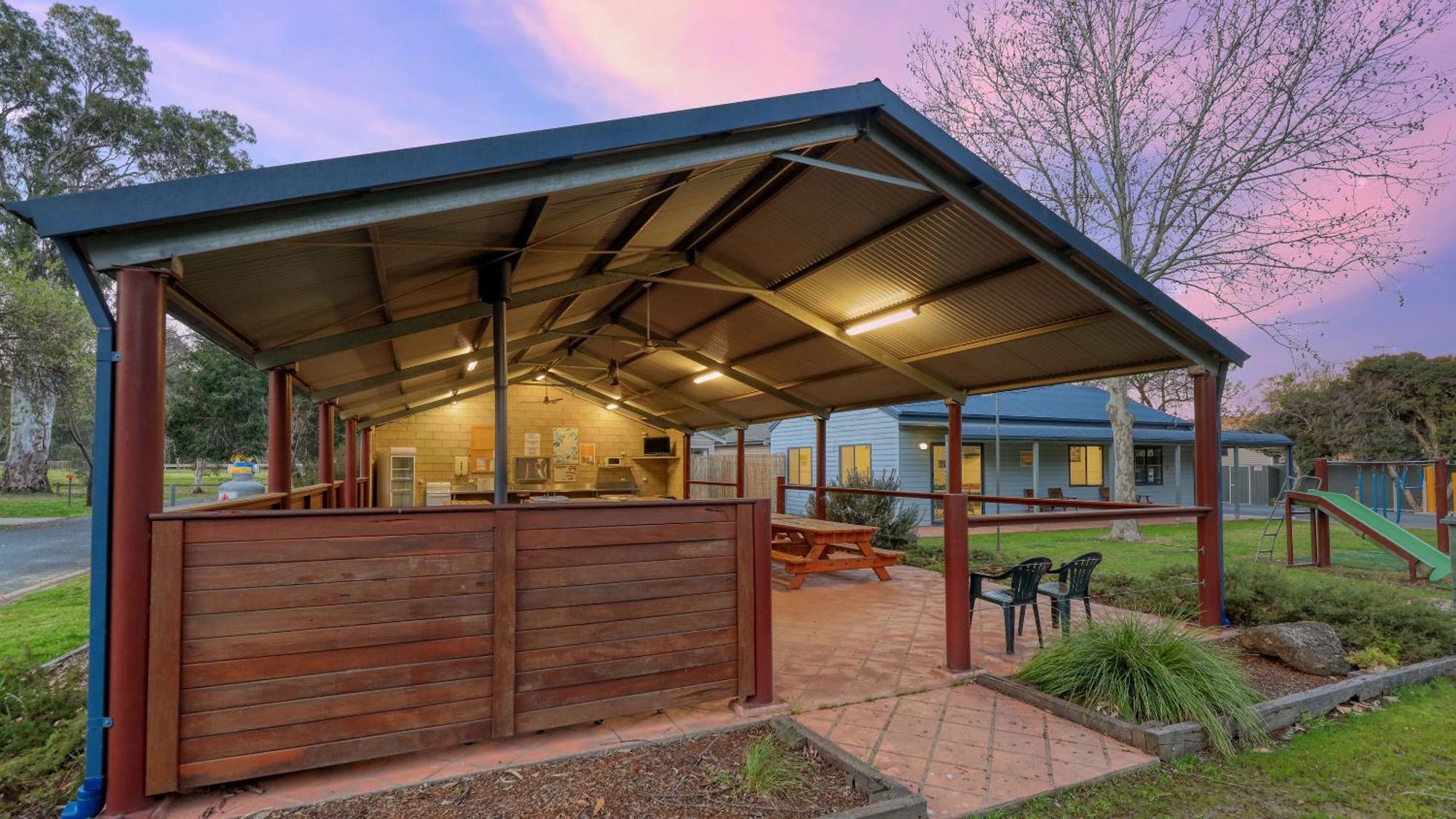 Deniliquin Riverside Caravan Park Экстерьер фото