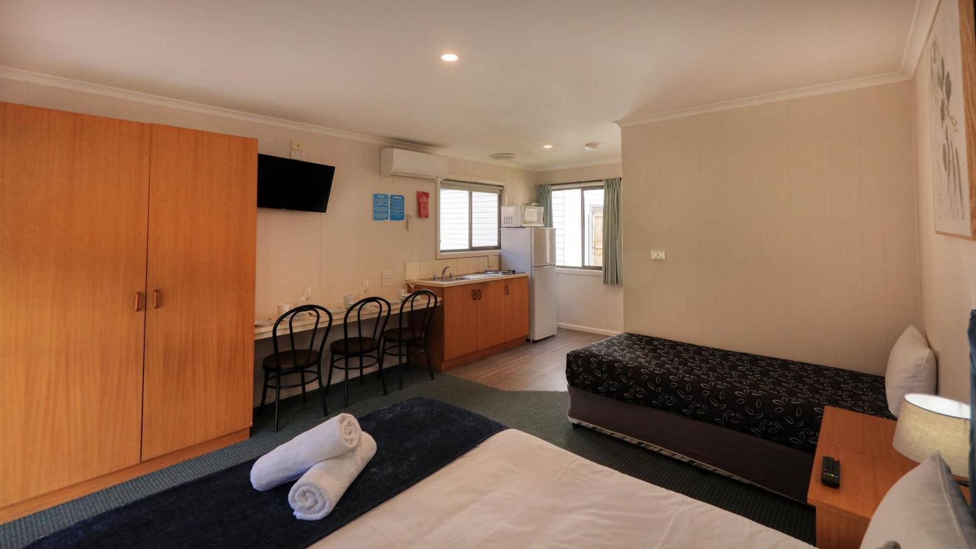 Deniliquin Riverside Caravan Park Экстерьер фото