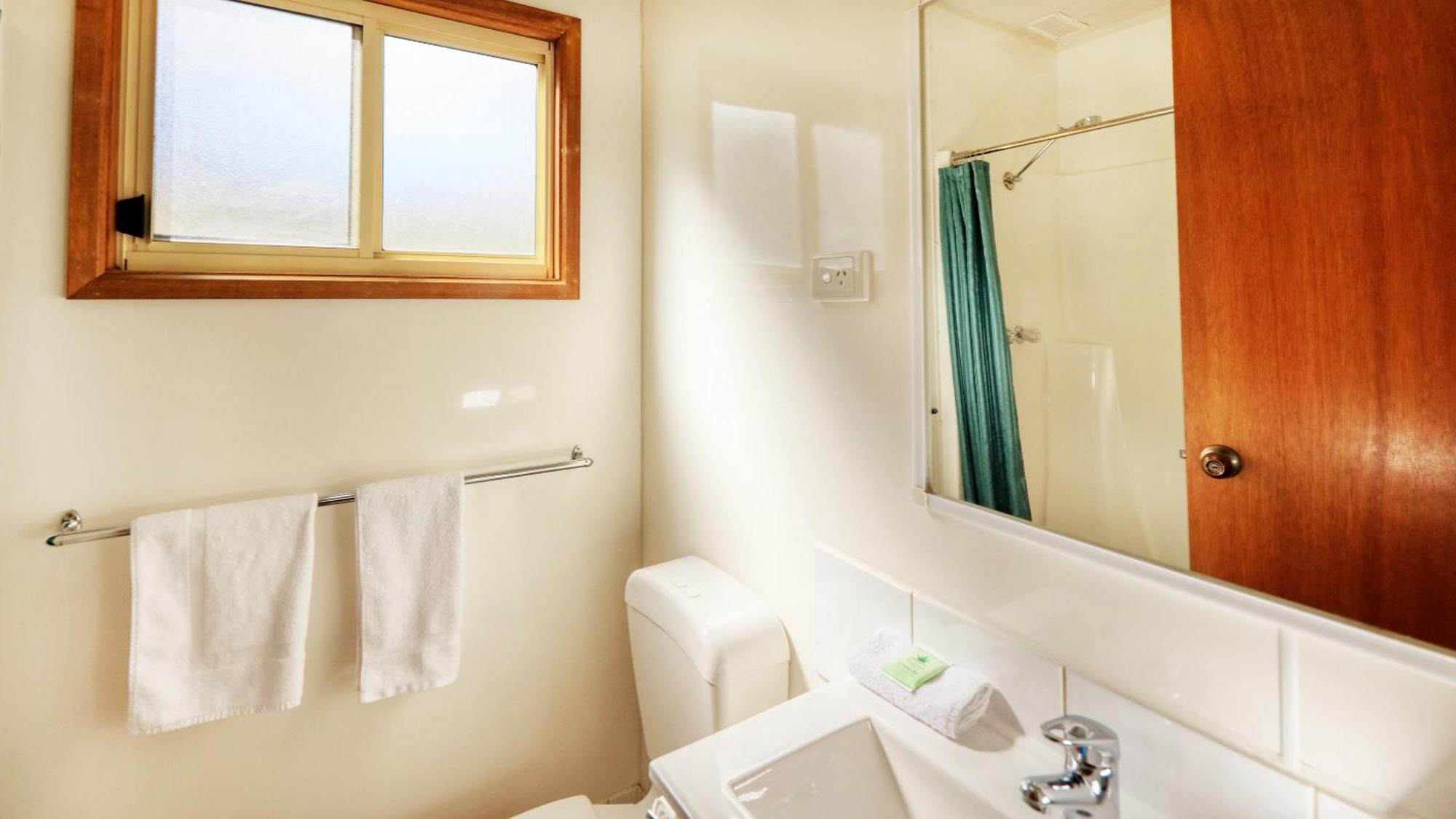 Deniliquin Riverside Caravan Park Экстерьер фото