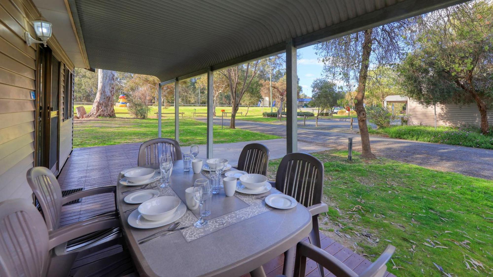 Deniliquin Riverside Caravan Park Экстерьер фото