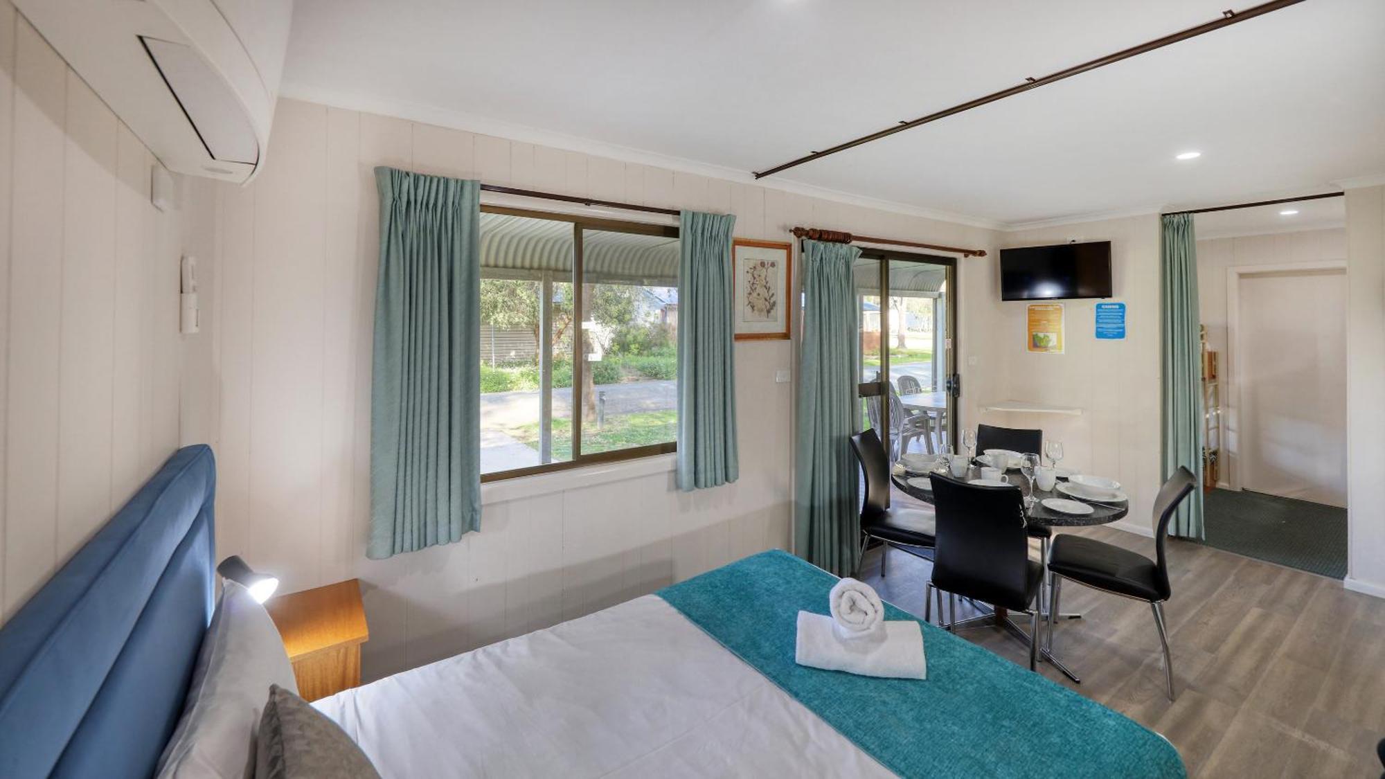 Deniliquin Riverside Caravan Park Экстерьер фото