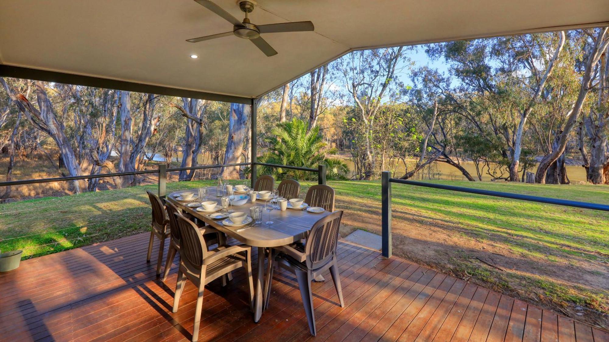 Deniliquin Riverside Caravan Park Экстерьер фото