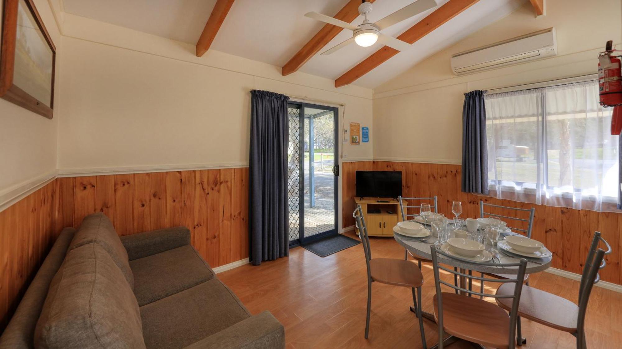 Deniliquin Riverside Caravan Park Экстерьер фото