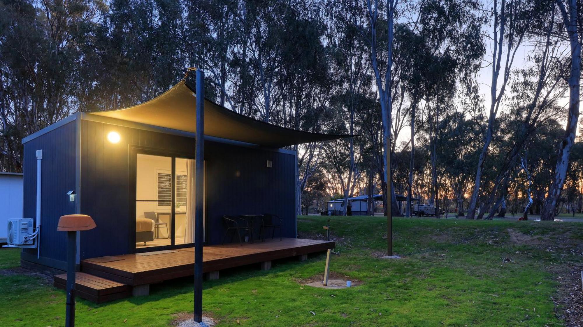 Deniliquin Riverside Caravan Park Экстерьер фото