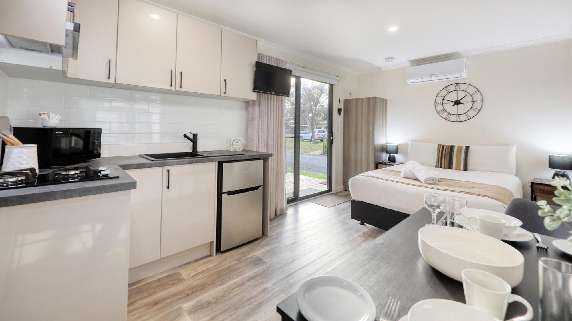 Deniliquin Riverside Caravan Park Экстерьер фото