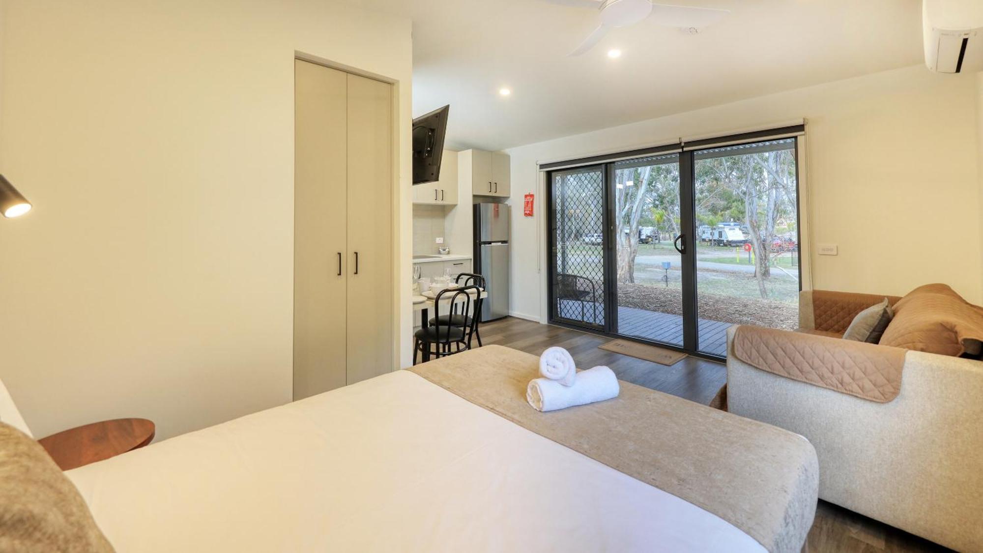 Deniliquin Riverside Caravan Park Экстерьер фото