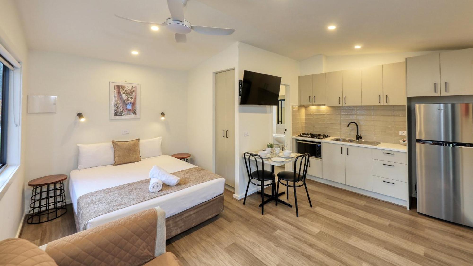 Deniliquin Riverside Caravan Park Экстерьер фото