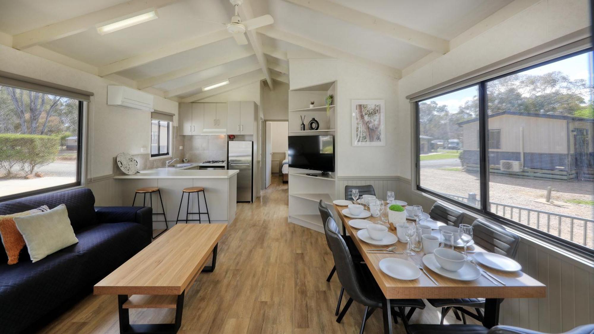 Deniliquin Riverside Caravan Park Экстерьер фото
