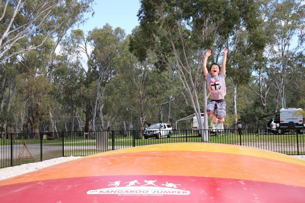 Deniliquin Riverside Caravan Park Экстерьер фото